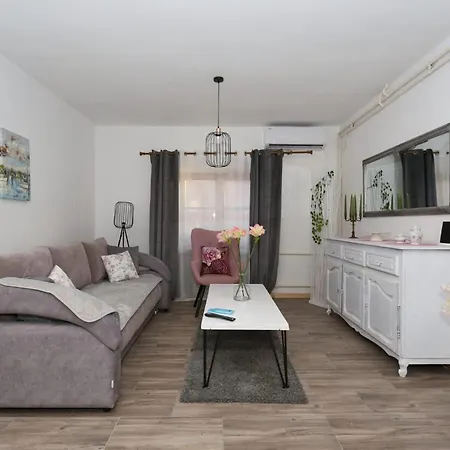 Fraj With Jacuzzi Apartamento *