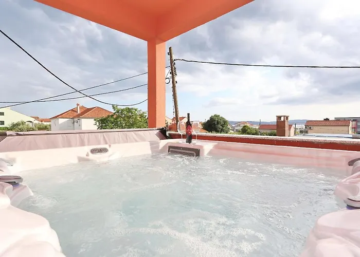 Fraj With Jacuzzi