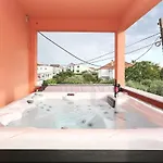 Fraj With Jacuzzi Διαμέρισμα