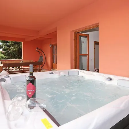 Fraj With Jacuzzi Apartment