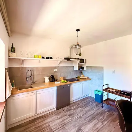 Fraj With Jacuzzi Apartment