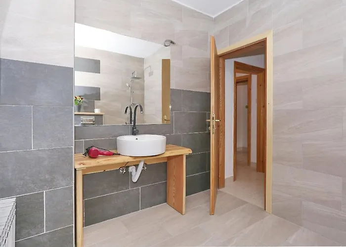 Fraj With Jacuzzi 扎达尔