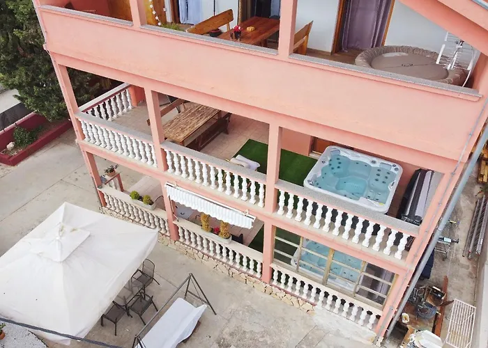 公寓 Fraj With Jacuzzi 扎达尔